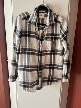 American Eagle Outfitters Black and White Plaid Button-Up Shirt